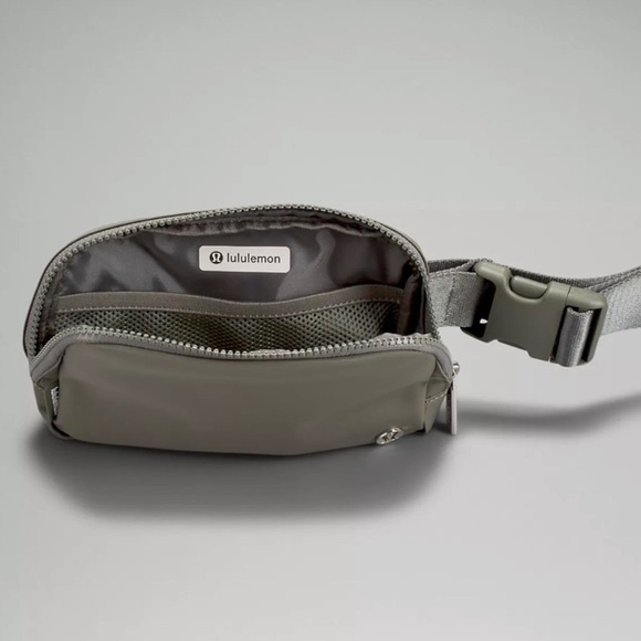 Lululemon Everywhere Belt Bag 1L Grey Sage - Picture 4 of 10